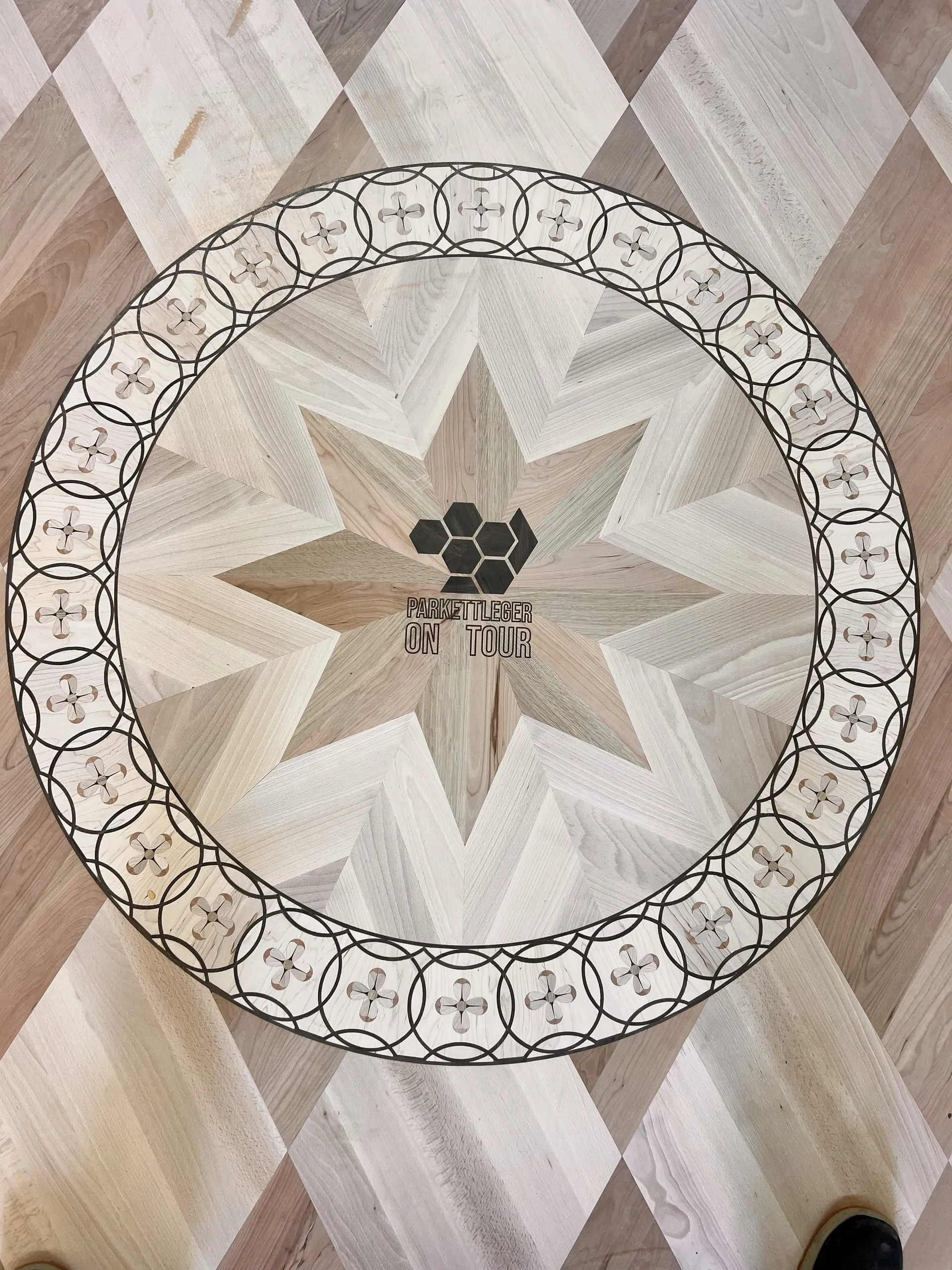 Sternintarsie der Parkettleger on Tour 2023 auf Schloss Altenstein in Bad Liebenstein, Thüringen.