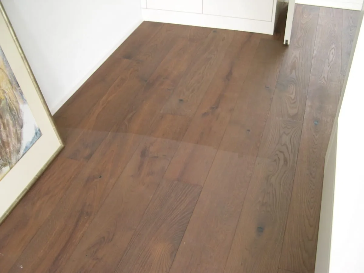Schadensfall: Dunkles parkett mit hellen Flecken