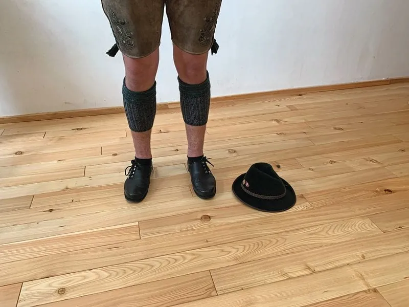 Schülerteam produziert und verlegt Holzböden in Eigenregie