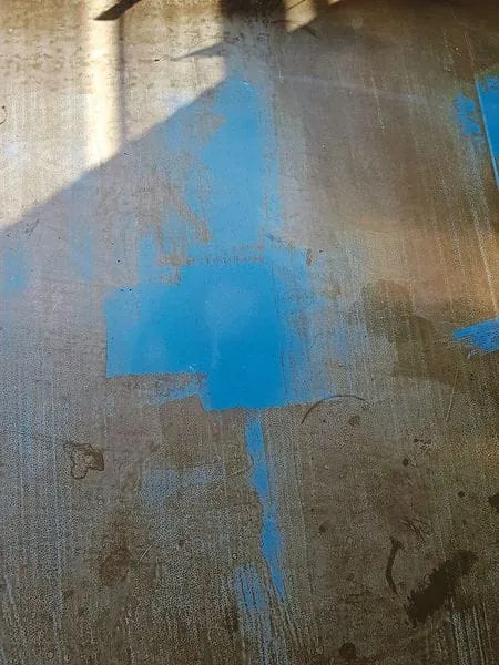 Schulboden fix in Blau saniert