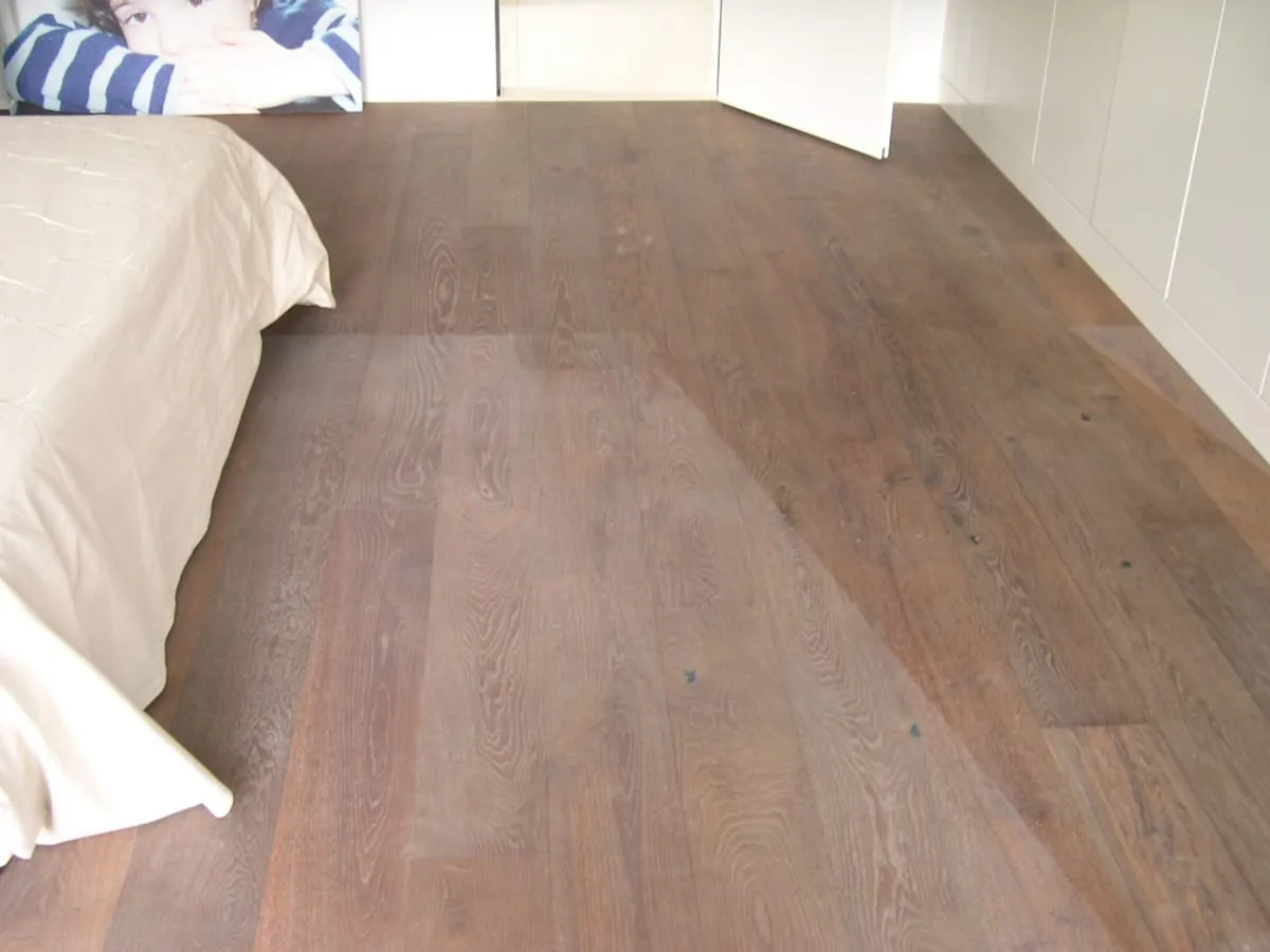 Maler im Nebel: Weißlicher Schimmer auf dunklem Parkett