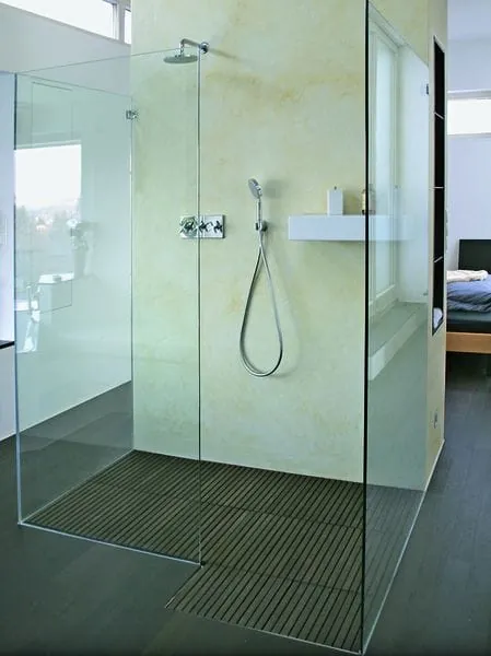 Wasserspiele auf Parkett