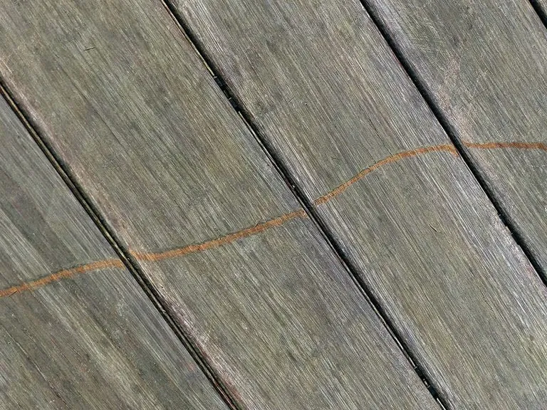 Terrassendielen aus Holz mit Kratzer