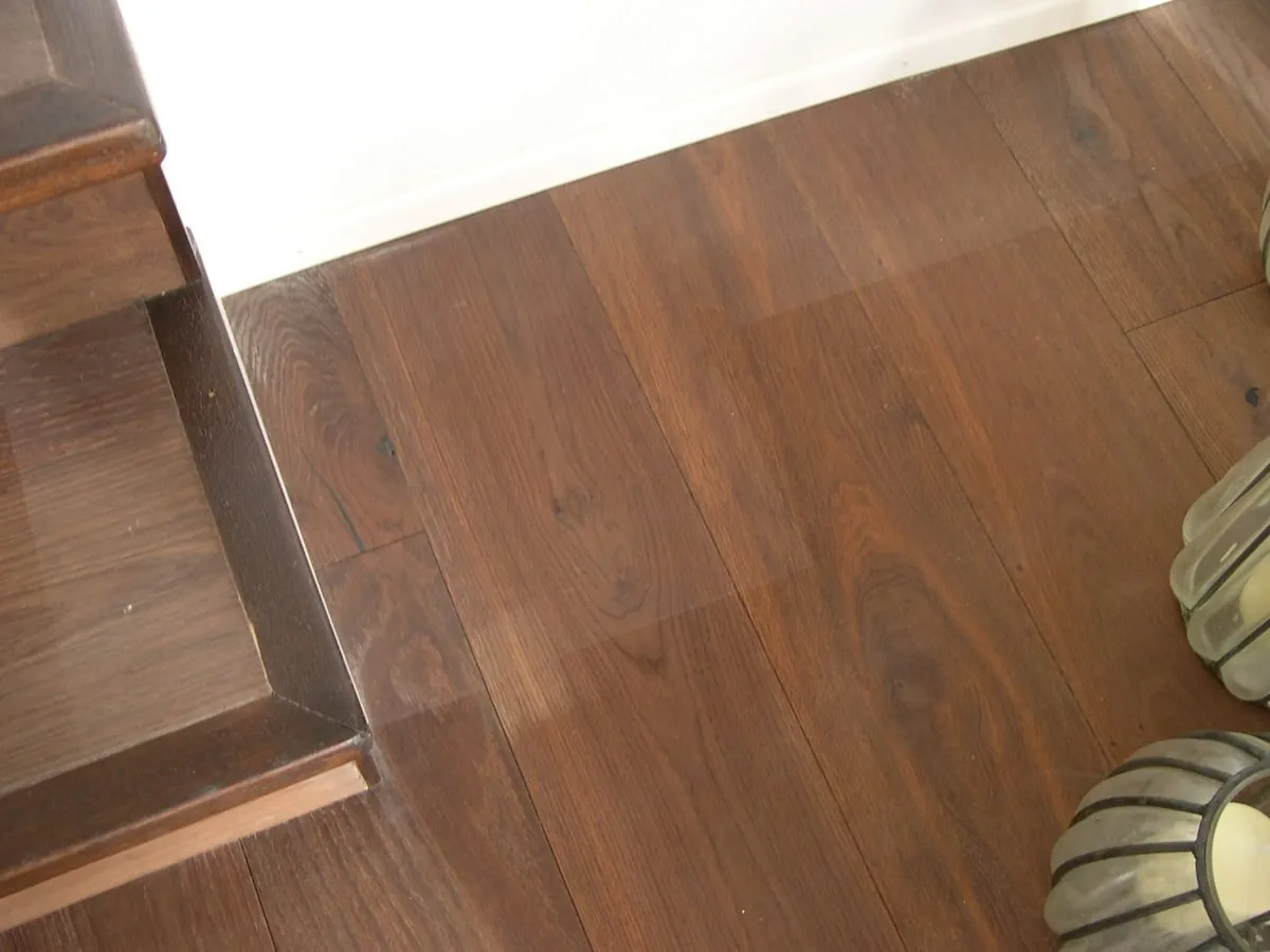 Schadensfall: Dunkles parkett mit hellen Flecken