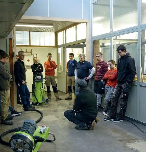 Künftig Wand an Wand