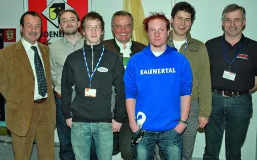 Leistung zählt: Der Bodenlegernachwuchs kniet sich rein