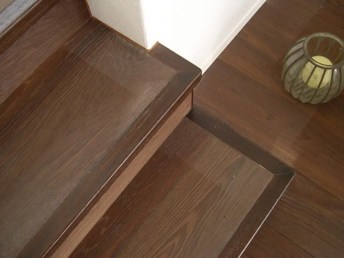 Schadensfall: Dunkles parkett mit hellen Flecken