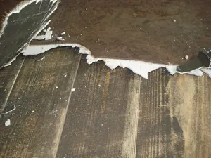 Schadensfall Belagsverlegung auf Holzdielen