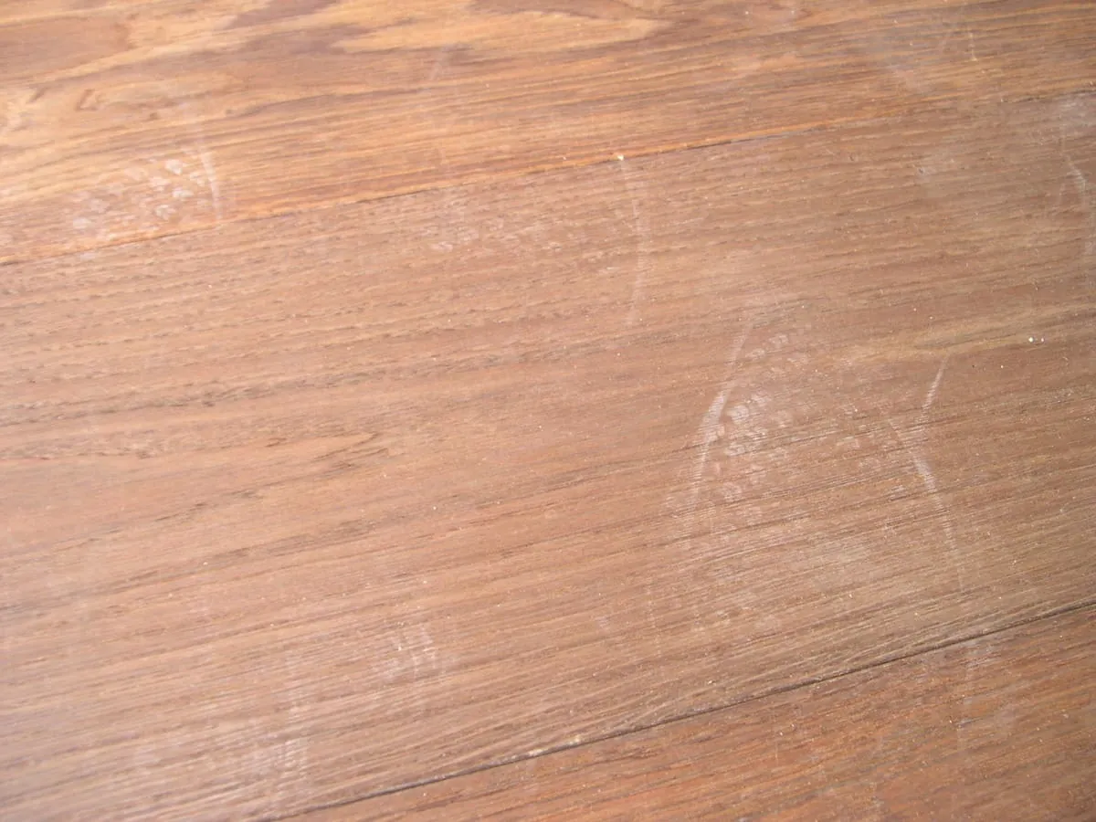 Schadensfall: Dunkles parkett mit hellen Flecken