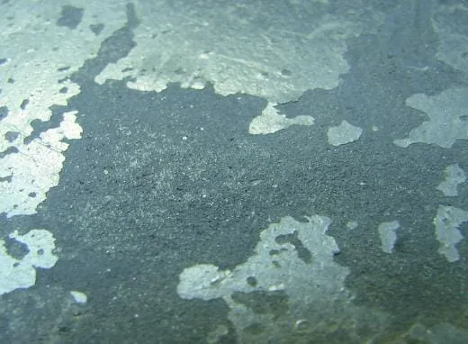 Eine Versiegelung, die staubt