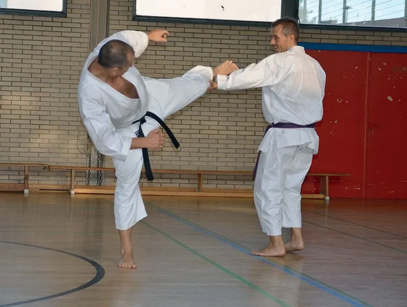 Estrichprofi mit schwarzem Gürtel