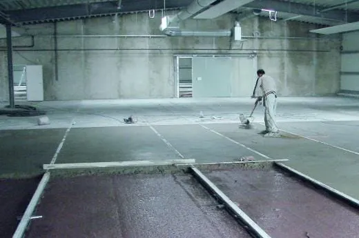 Zum Glück den Betonuntergrund auf seine Verlegereife geprüft