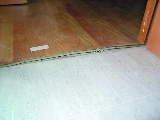 Aufstippungen bei einem Furnierboden