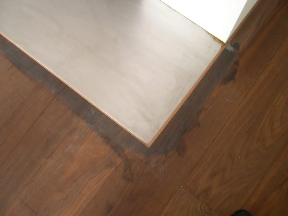 Schadensfall: Dunkles parkett mit hellen Flecken