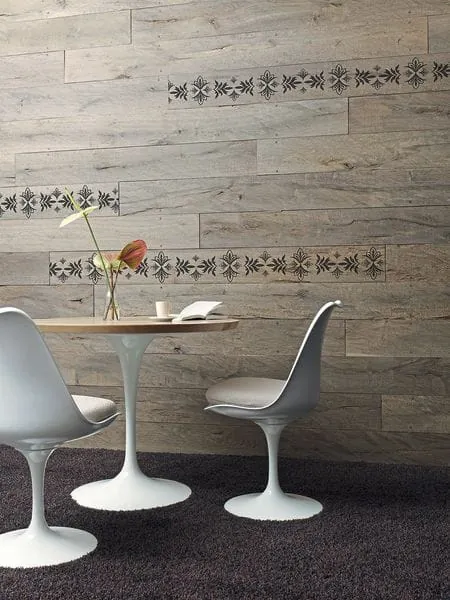 Moderne Wandgestaltung aus Holzdielen