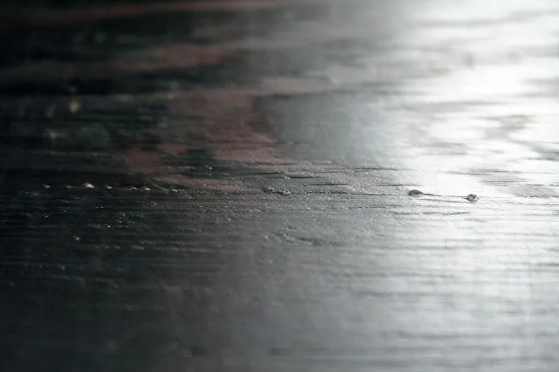 Druckstellen, Farbunterschiede und Bläschen im Dielenboden