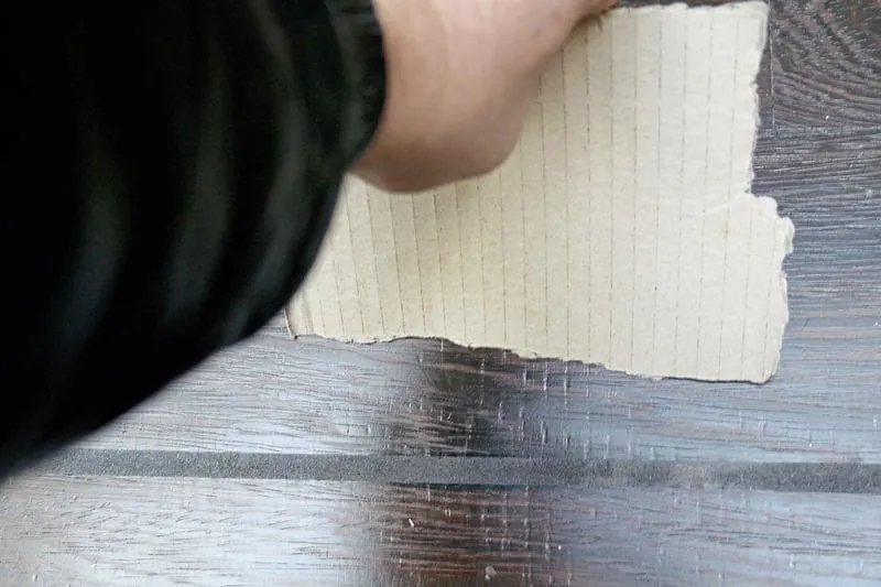 Druckstellen, Farbunterschiede und Bläschen im Dielenboden