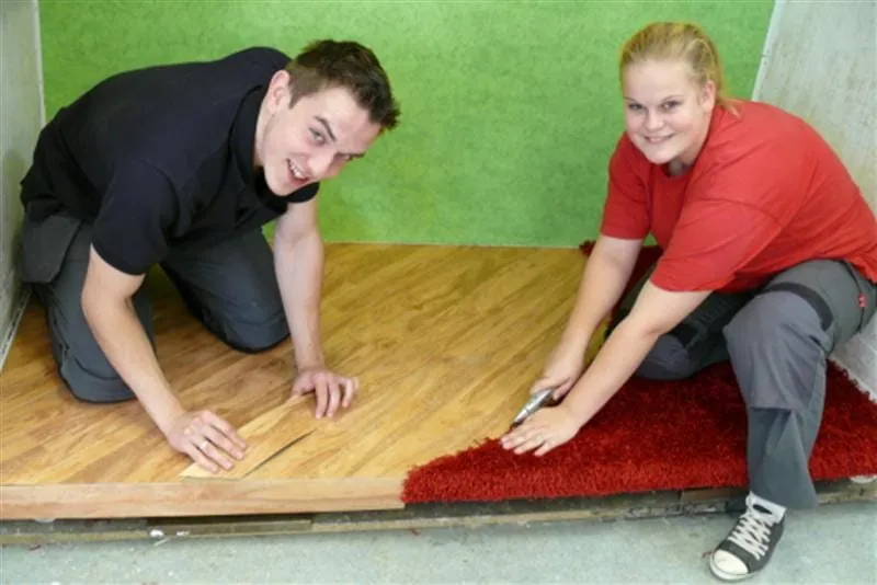 Raumausstatter-Azubis in Aktion