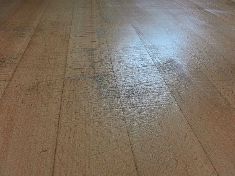 Vergrauungen und Kratzer auf Parkett: Ist der Mieter schuld?