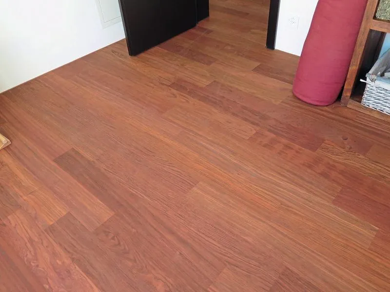 Helle Flecken im Exotenholz