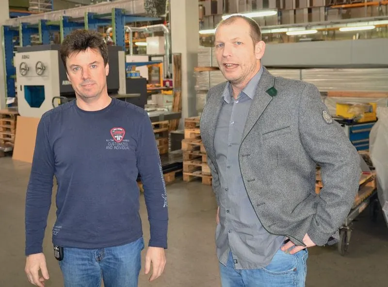 Edles Blech zu Füßen gelegt