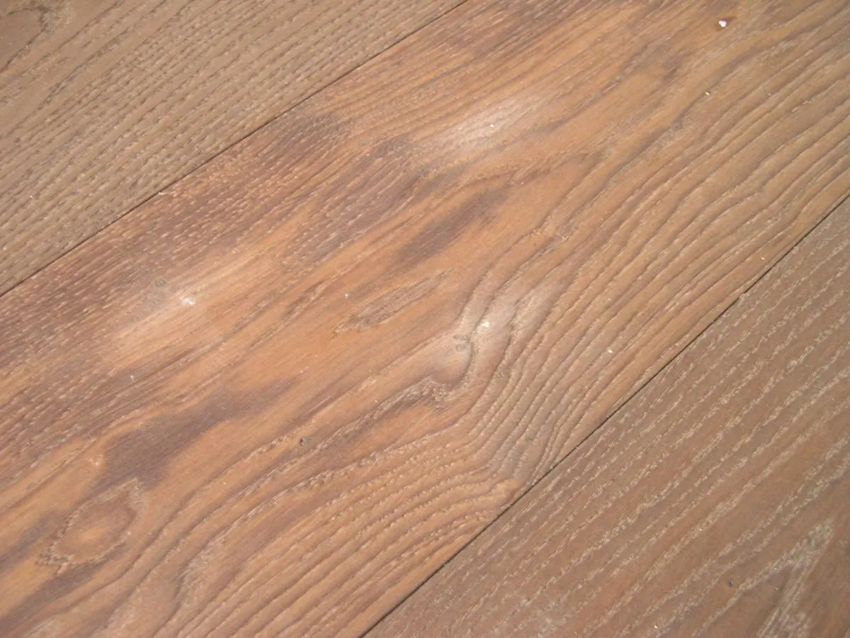 Schadensfall: Dunkles parkett mit hellen Flecken