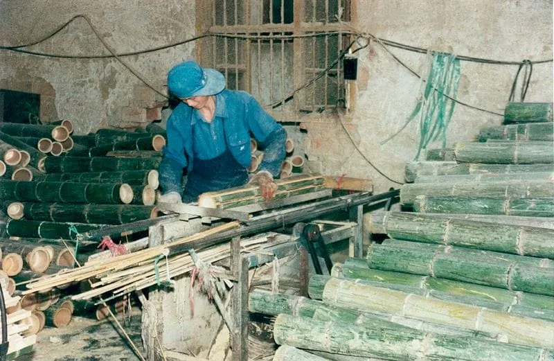 Chinese schneidet Bambus zu Streifen