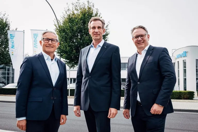   V.l.n.r: Mark Eslamlooy (Ardex), Stephan Wedi und Fabian Rechlin (wedi) 