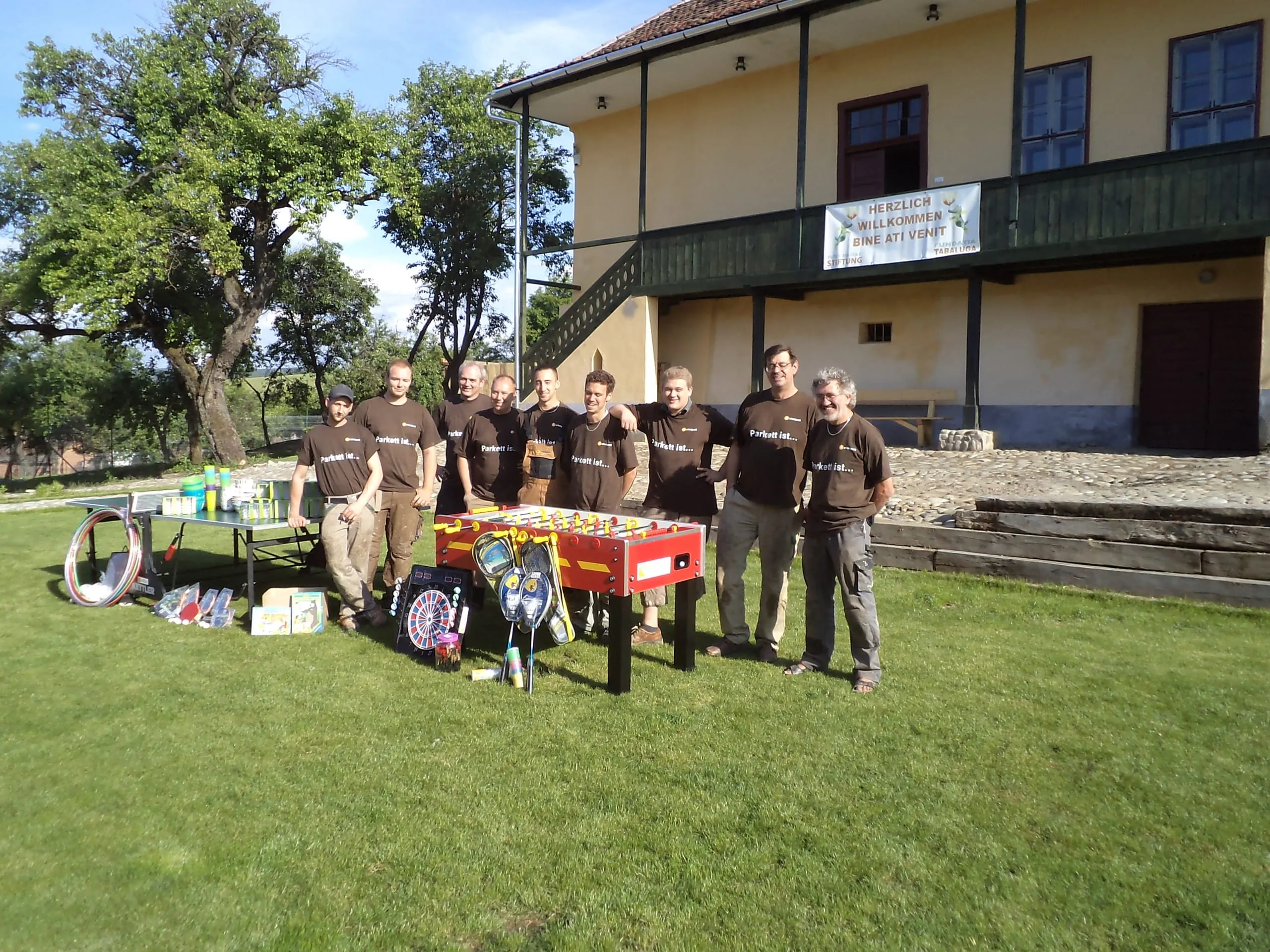 Hilfe für Kinder: Deutsche Parkettleger packen in Rumänien mit an
