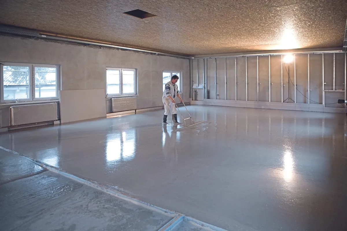 Gesundheitsschonender und schneller Fließestricheinbau.