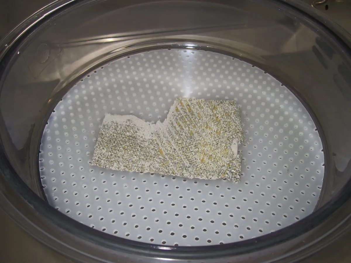 Probe von Spachtelmasse und Klebstoff