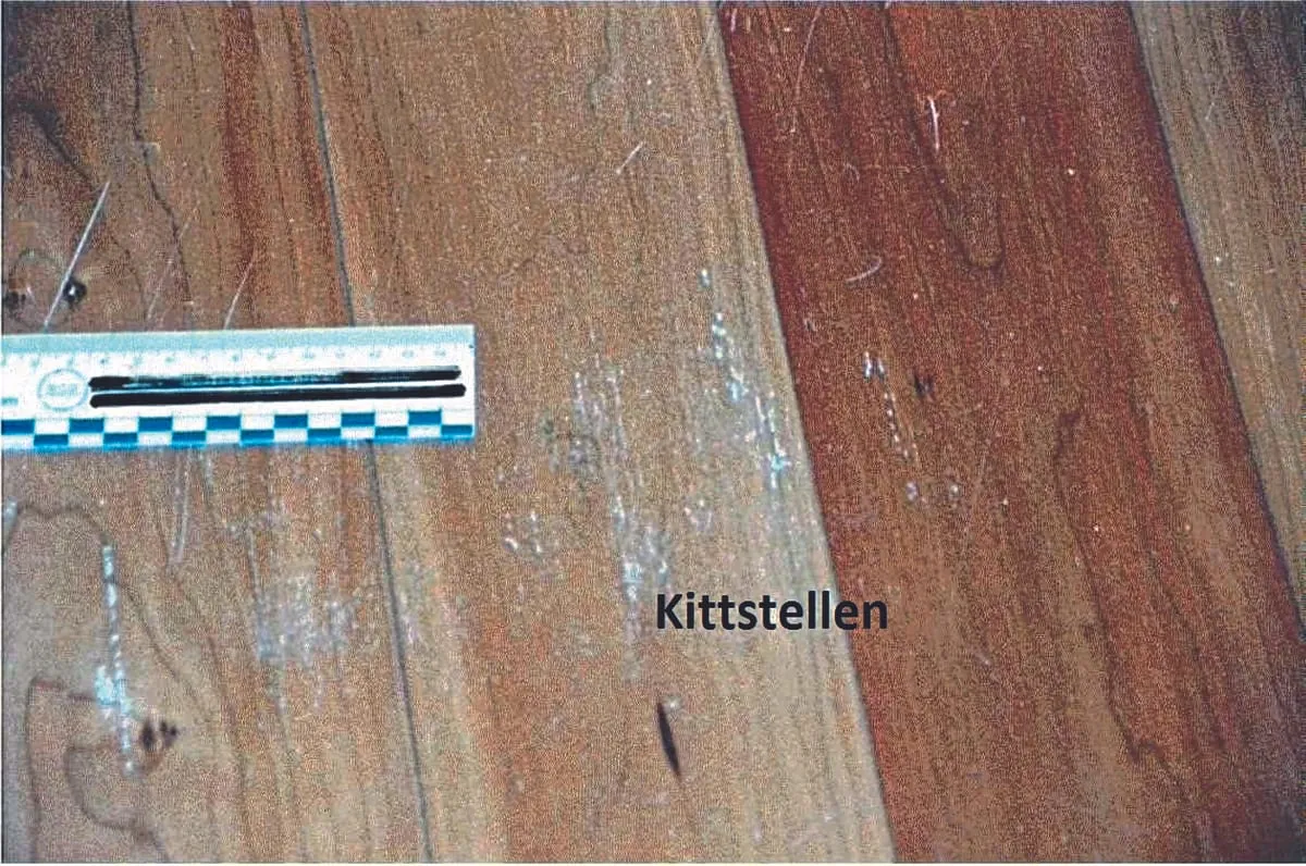 Helle, weiße Flecken auf Parkettoberfläche