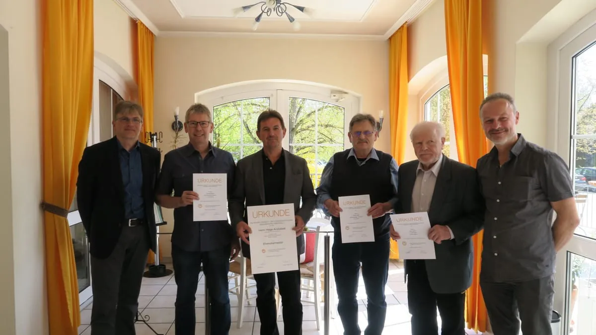 Innung Niederbayern/Oberpfalz: Helge Andratzek wird Ehrenobermeister