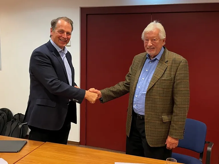 Klaus Bartels (rechts), Seniorchef Holz Brodersen, &uuml;bergibt sein Unternehmen an die W. & L. Jordan GmbH .