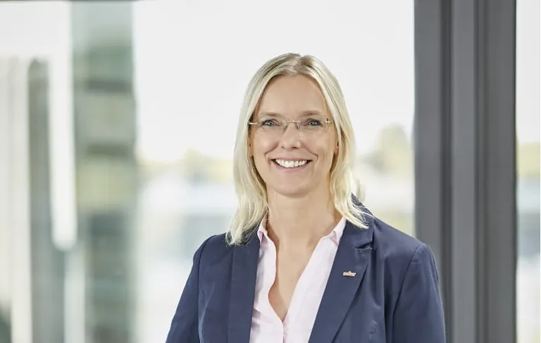 Nicole Averesch pr&auml;sentiert Jahreszahlen