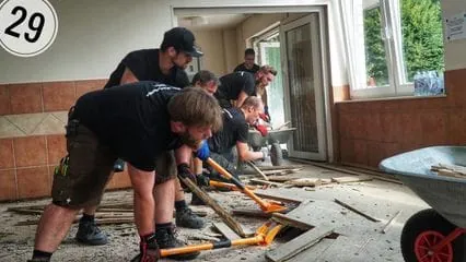 Flutkatastrophe: Parkett- und Bodenleger helfen vor Ort