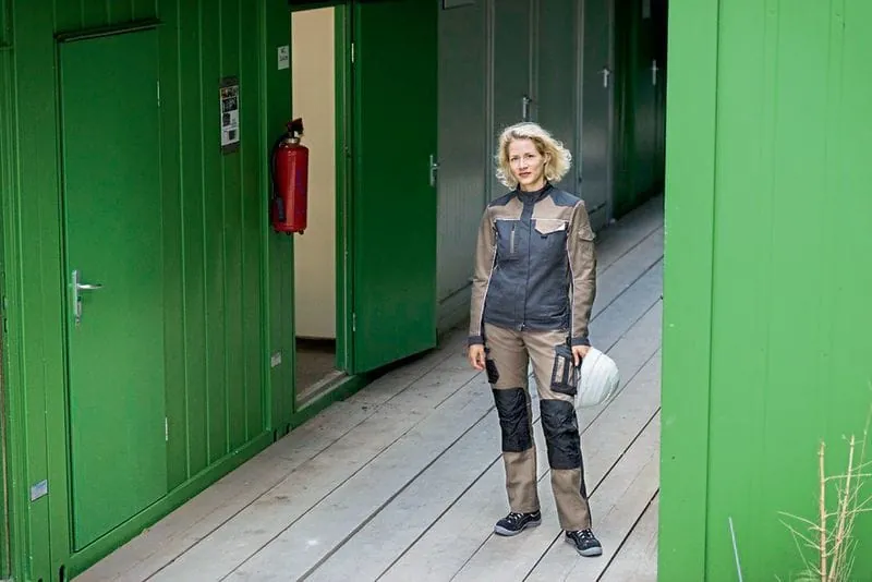 Sichere, bequeme und chice ­ Kleidung für Bodenlegerinnen