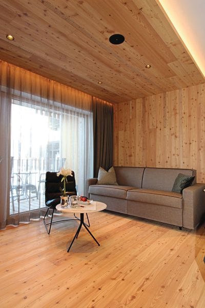 Heimische Hölzer vom ­­Boden bis zur Decke