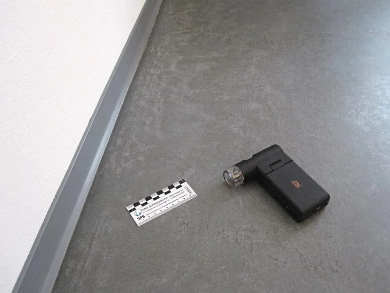 Milchig-weiße Verfärbungen im Linoleumbelag