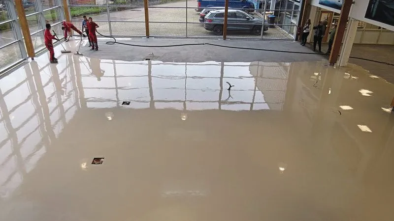 Zeitgewinn durch Pumpen von Bodenspachtelmassen