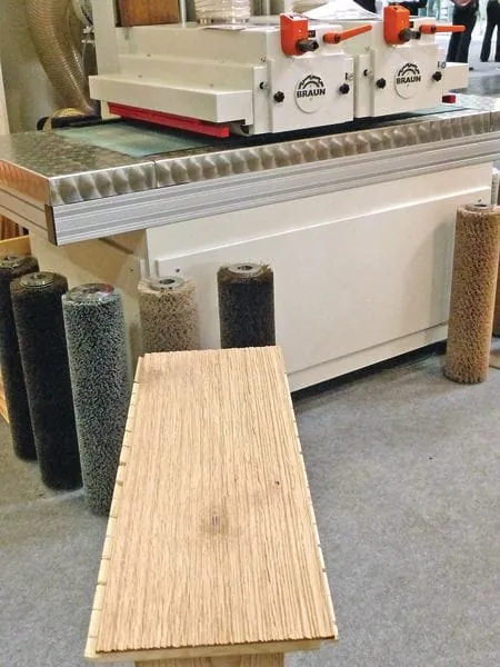 Was passiert beim Bürsten von Holz?