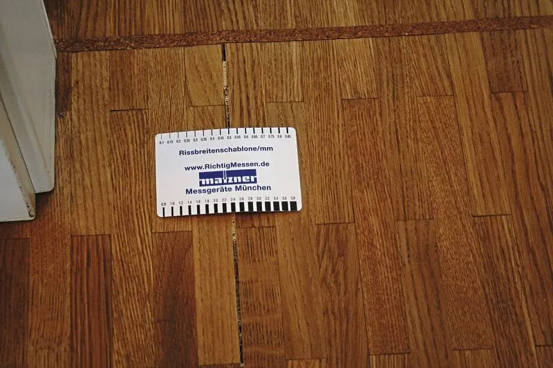 Blockabrisse in einem Eichenparkett: vermeintlich richtig gemacht