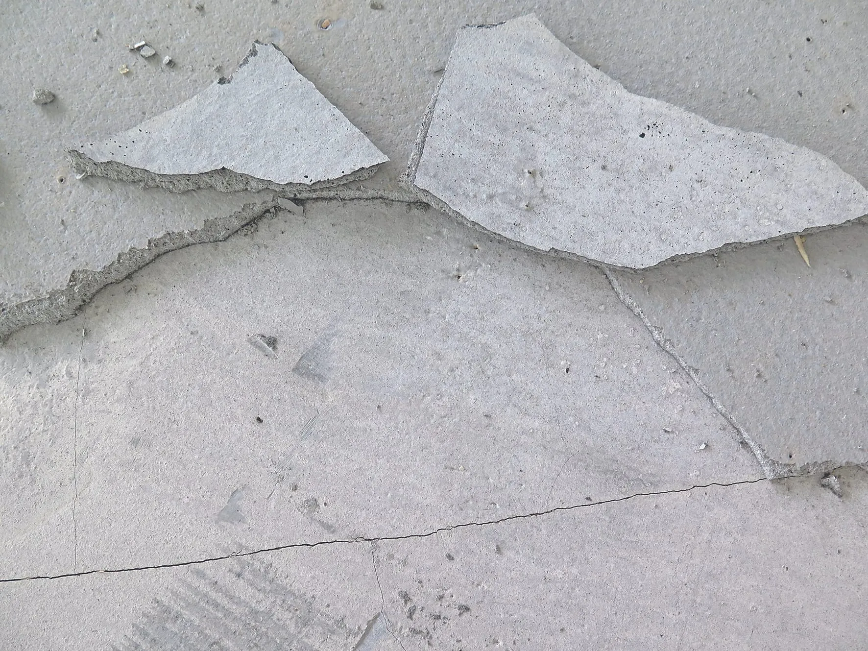 Risse in beiden Spachtelmassenschichten.