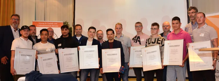 Freisprechung junger Gesellen mit Urkunden.