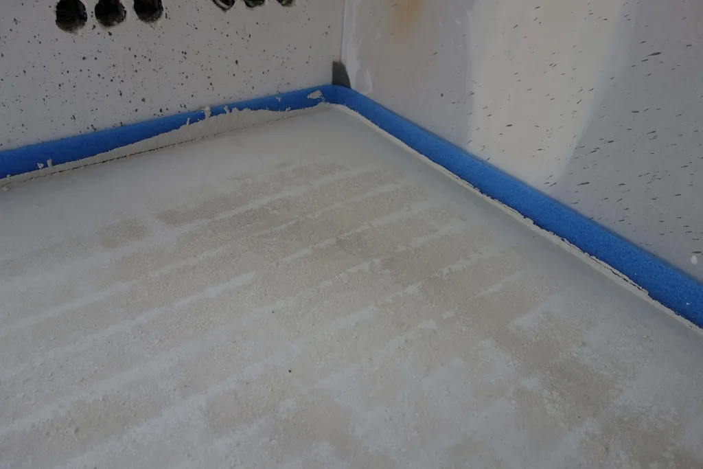 Intensive &bdquo;Sinterschicht&ldquo; auf einen neu eingebauten, beheizten Calciumsulfatflie&szlig;estrich.