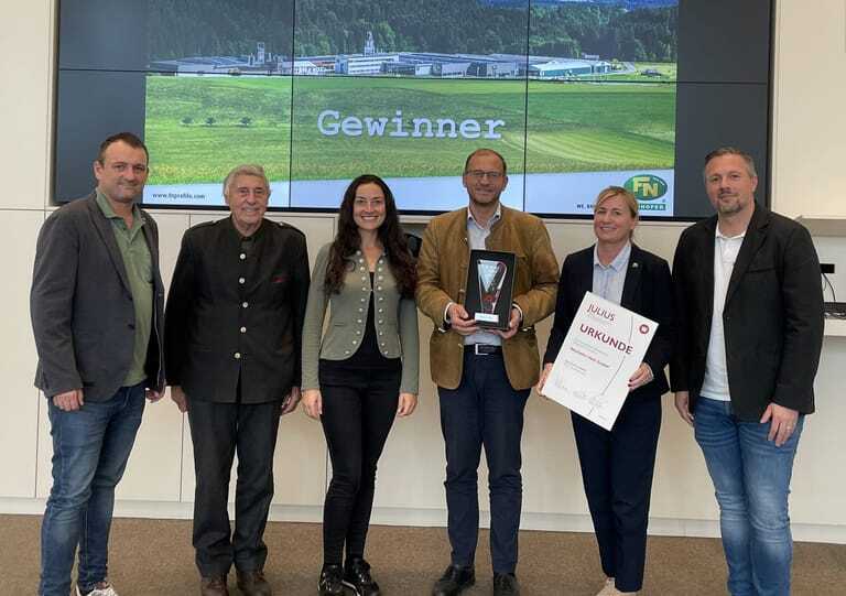 Verleihung des "Julius Award" an FN Neuhofer (v.l.n.r.): WB-Ortsgruppenobman David Pöllman, Franz Neuhofer sen., Caroline Schön, Franz Neuhofer, Helga Neuhofer, Stefan Mayer.