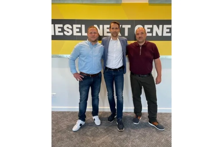 Kiesel Gesch&auml;ftsleiter J&uuml;rgen Schwarz mit den Regionalverkaufsleitern Benjamin Wirtz, Region West (links), und Jochen Lahrsow, Region S&uuml;d (rechts).