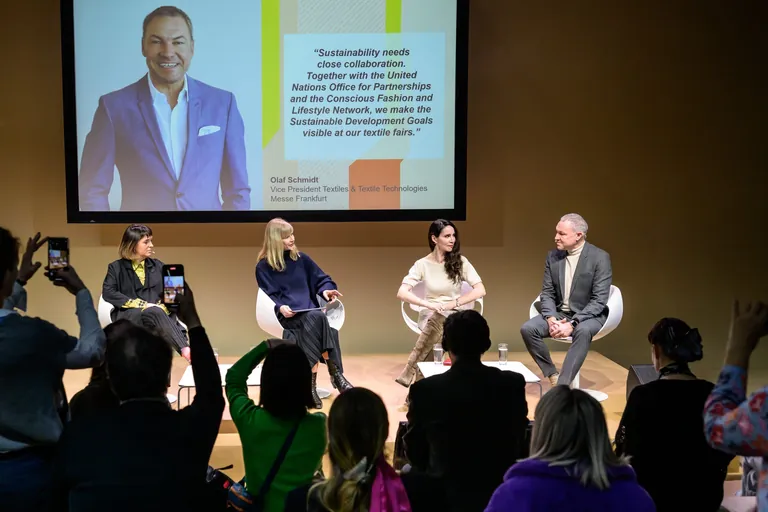 Zur Er&ouml;ffnung der Heimtex 2023 fand eine Panel-Diskussion &uuml;ber die &bdquo;Transformation hin zu Nachhaltigkeit&ldquo; statt.