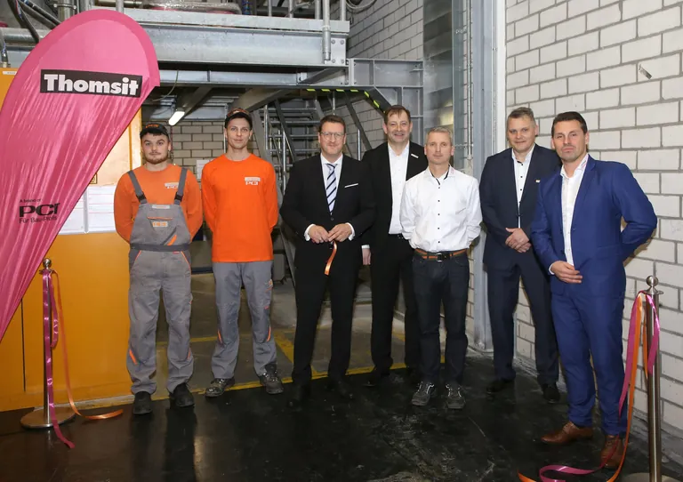 Das PCI-Projektteam des Standorts Wittenberg freut sich, zusammen mit der Geschäfts-leitung und den Vertretern der Stadt Wittenberg, über die Einweihung der neuen Parkettkleberanlage.