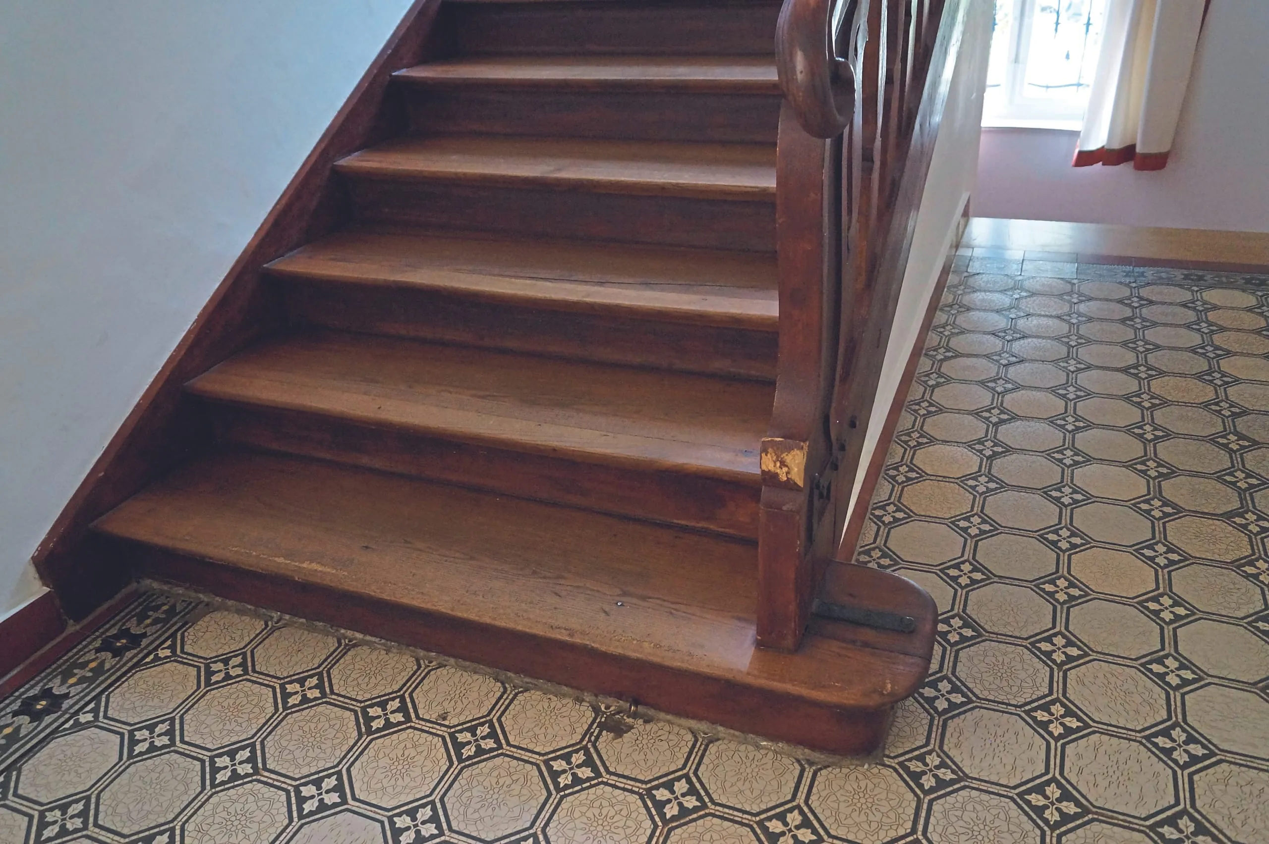 Holztreppe Bissspuren und Kratzer